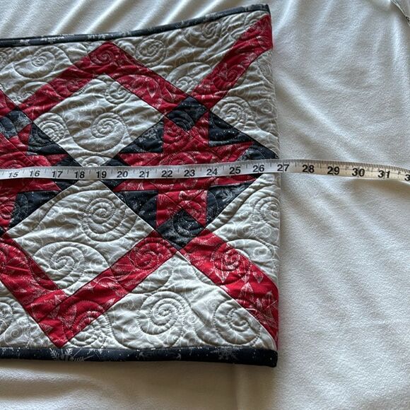 Handcrafted winter table runner - Picture 7 of 8